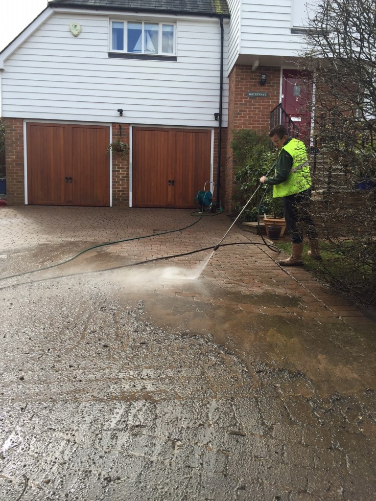 Pressure cleaning block paved driveway 